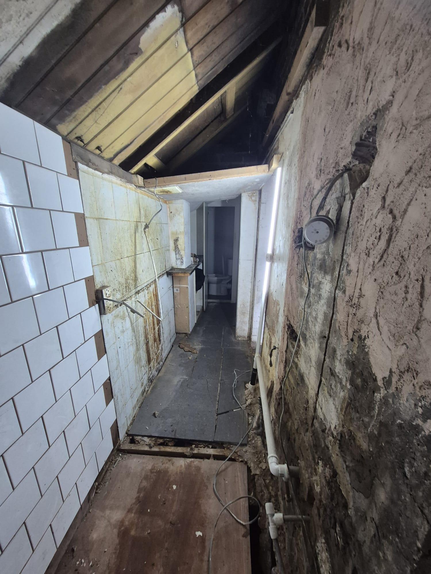 Khu vực bếp và vệ sinh đang thi công